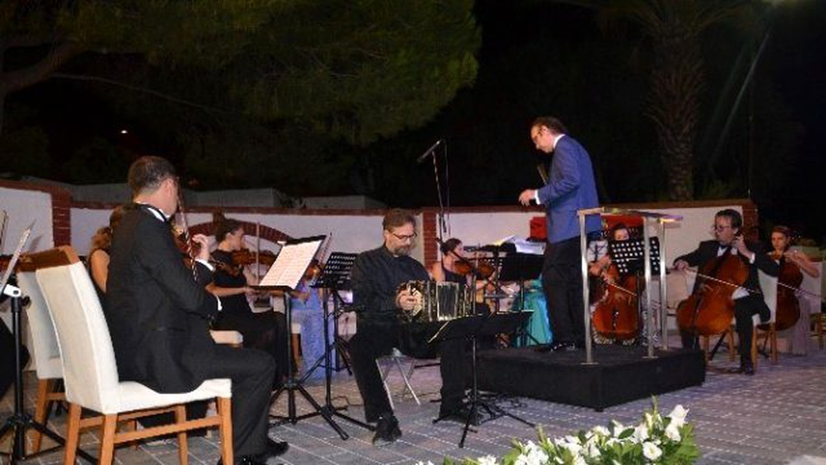 Kuşadası\'nda Oda Orkestrası Sanatseverlerle Buluştu