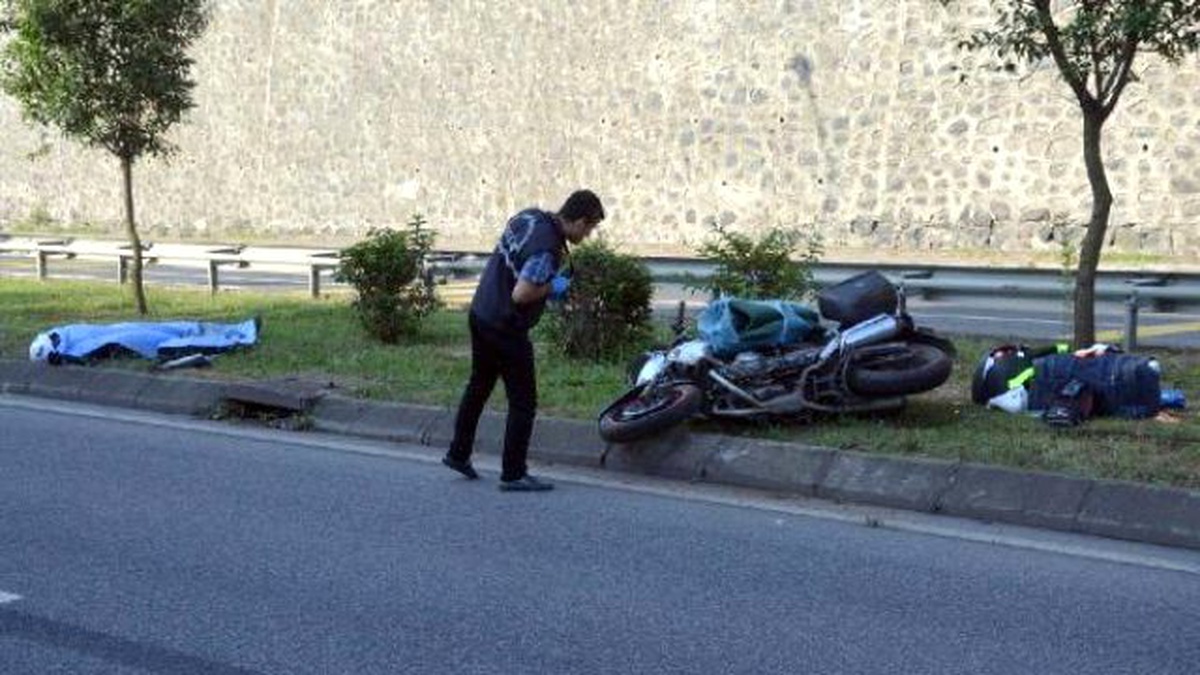 Motosiklet Aydınlatma Direğine Çarptı: 1 Ölü