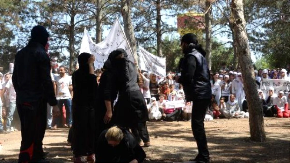 Şengalli Kadınlar IŞİD\'in Saldırısı Sahnelenince Çığlıklar Atarak Ağladı
