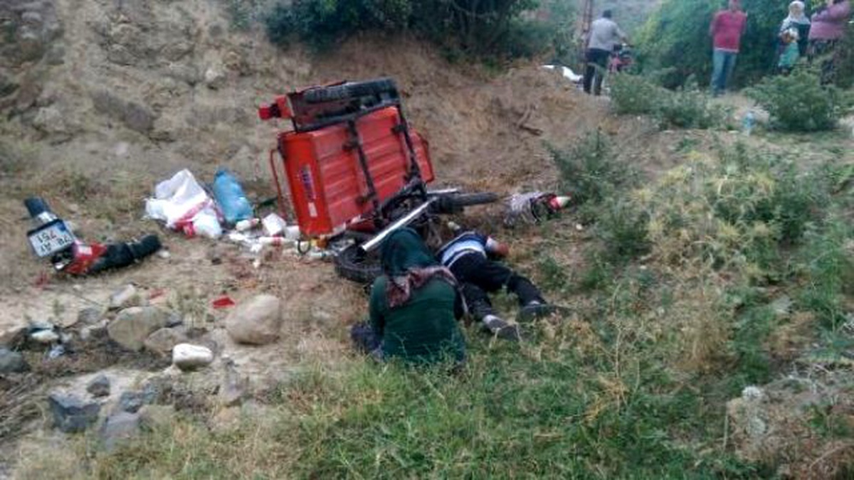 Sepetli Motosiklet Şarampole Uçtu: 3 Yaralı
