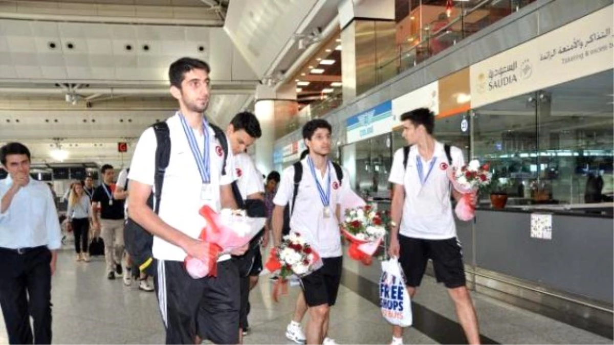 Türkiye U18 Basketbol Milli Takımı, Avrupa Şampiyonası\'ndan İkincilikle Döndü