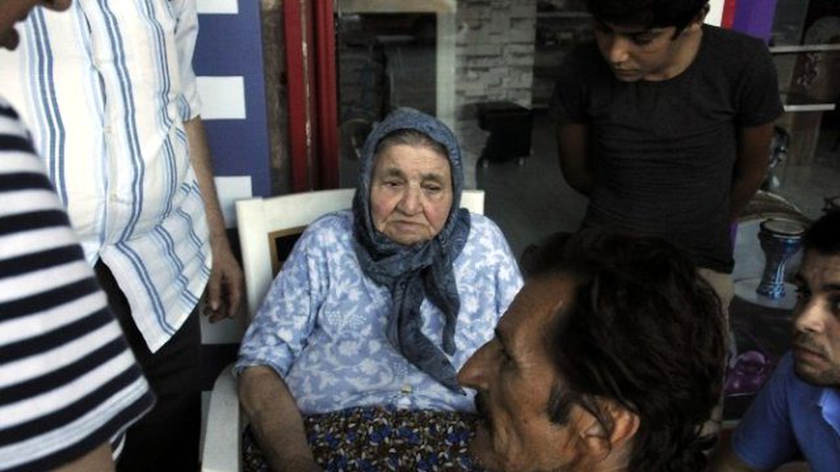 Yaşlı Kadını Yanmaktan, Güvercinlere Yem Veren Bir Kişi Kurtardı
