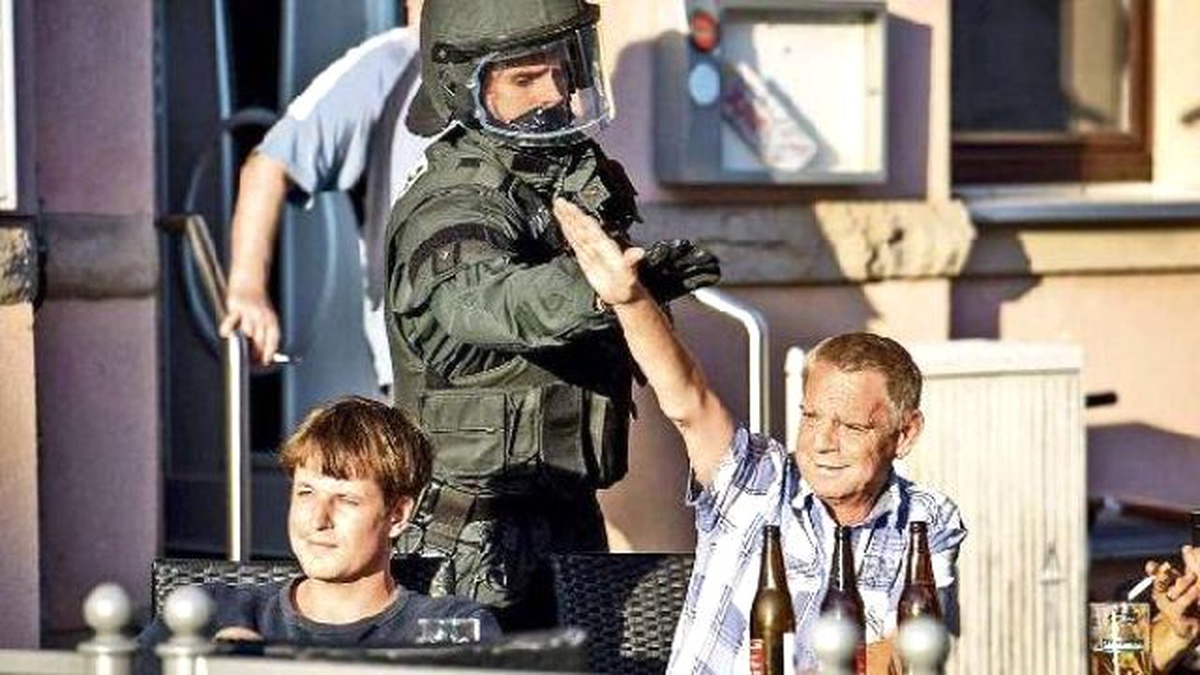 Alman Polisi, Hitler Selamı Vereni Affetmedi