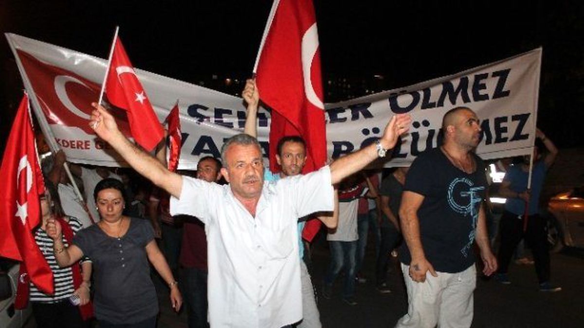 Başkent\'te Şehitler İçin Dev Bayraklı Yürüyüş