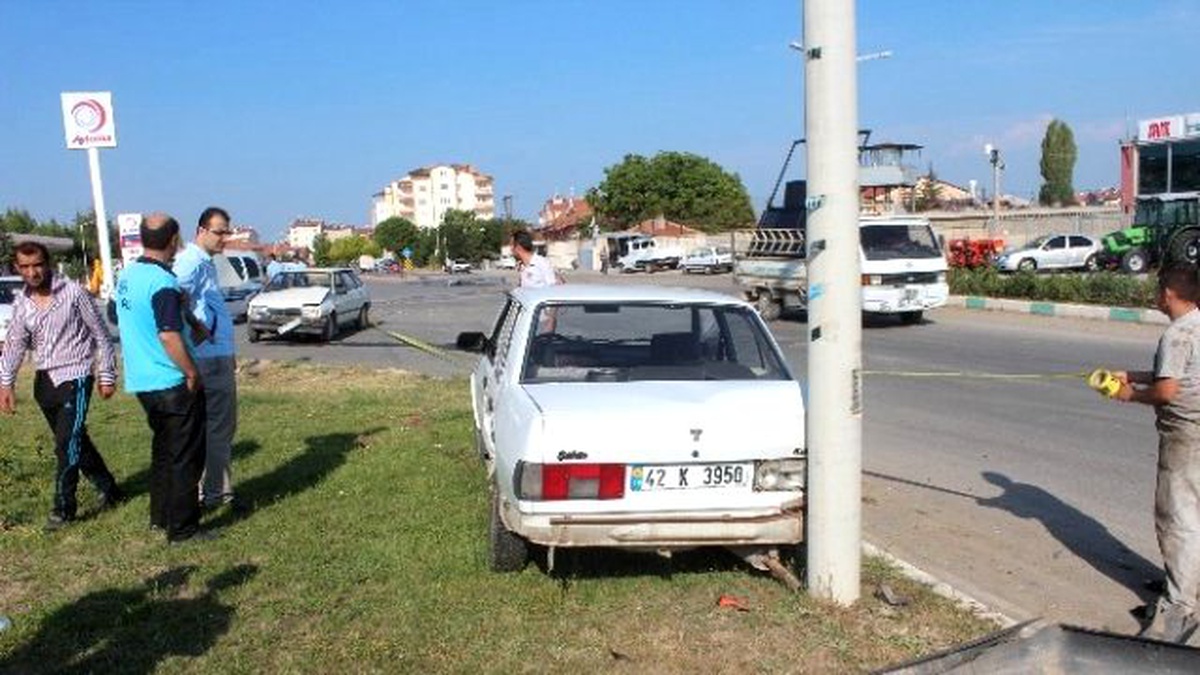 Beyşehir\'de İki Otomobil Çarpıştı: 1 Yaralı