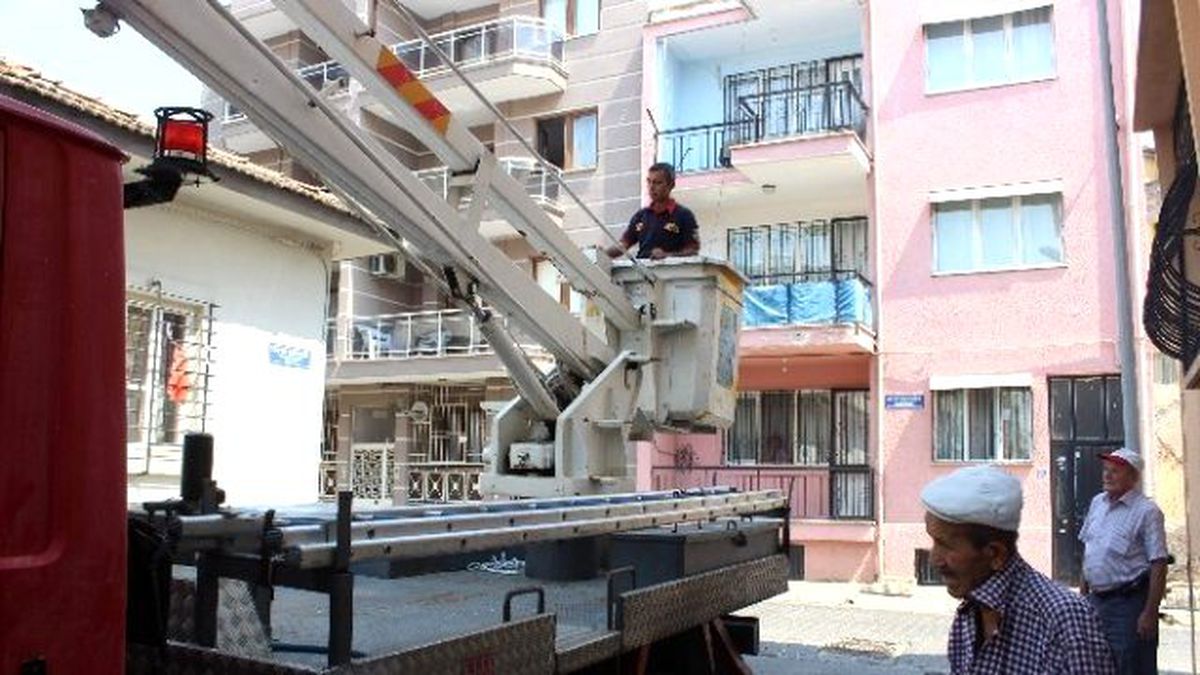 Biri İçeride Diğeri Dışarıda Mahsur Kalan Yaşlı ve Özürlünün İmdadını İtfaiye Yetişti