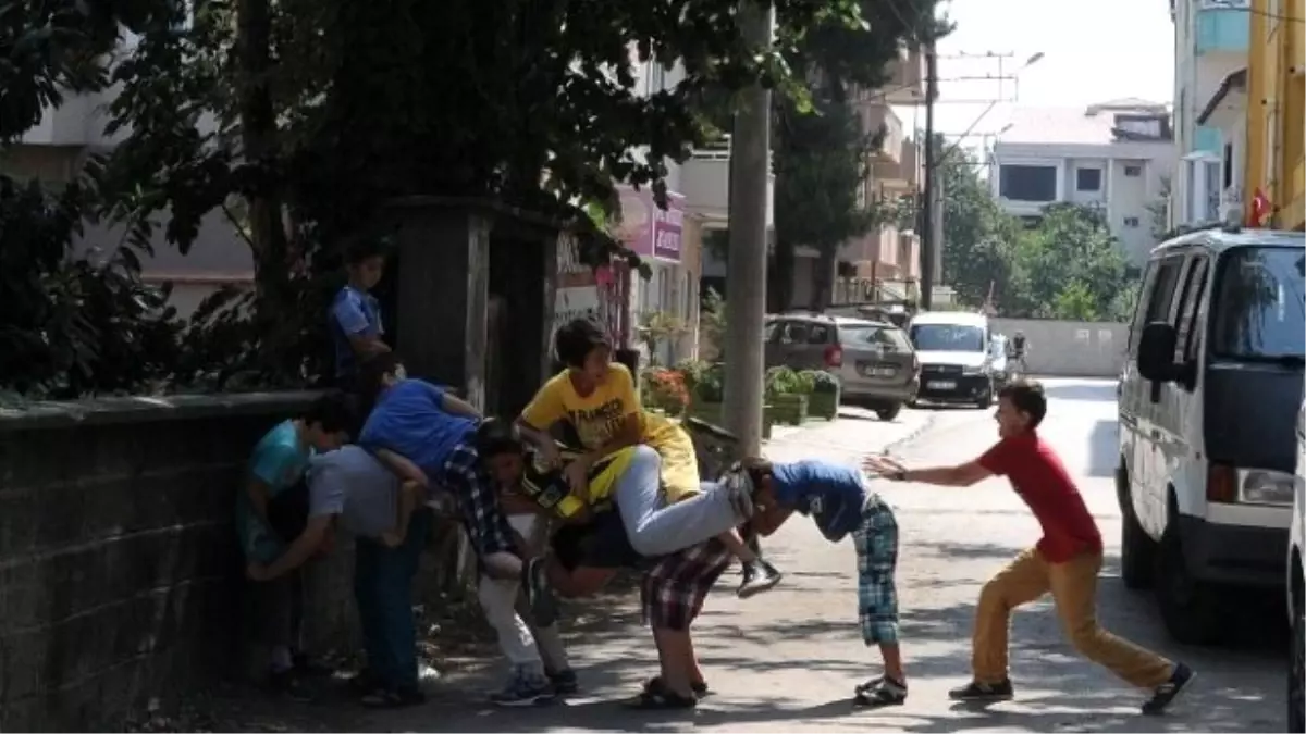 Cami Bahçesinde Uzuneşek Oyunu