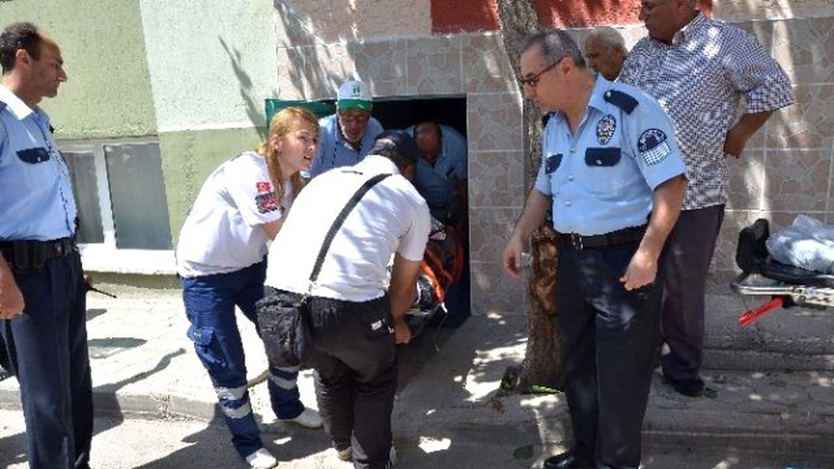 Çatı Tamir Ederken Aşağıya Düşen Vatandaş Hayatını Kaybetti
