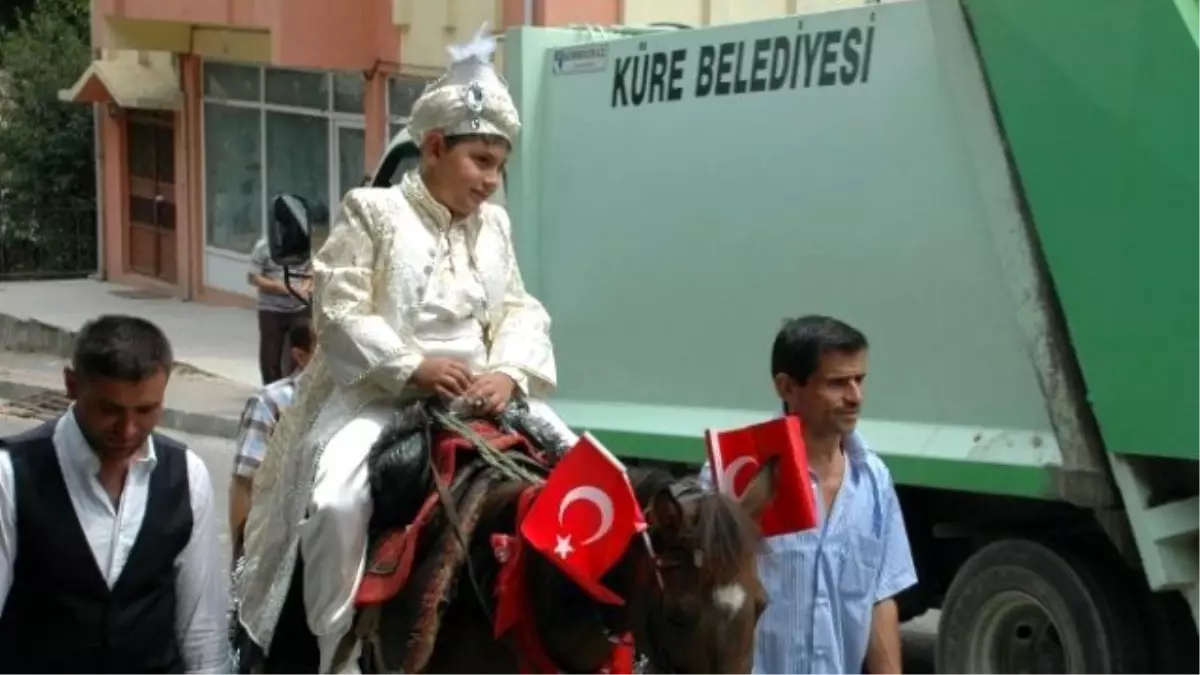 Çelik Ailesi Sünnet Töreninde Eski Gelenekleri Yaşattı