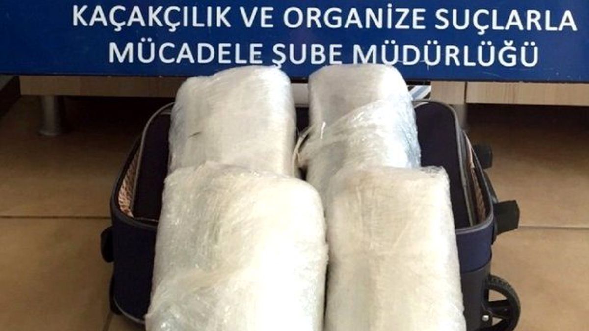 Elazığ\'da 7 Kilo Esrar ile 6 Bin Paket Kaçak Sigara Ele Geçirildi