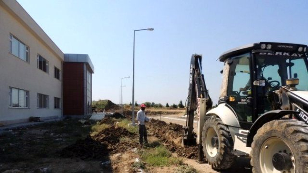 Gelibolu Piri Reis Meslek Yüksekokulunda Çevre Düzenlemesine Başlandı