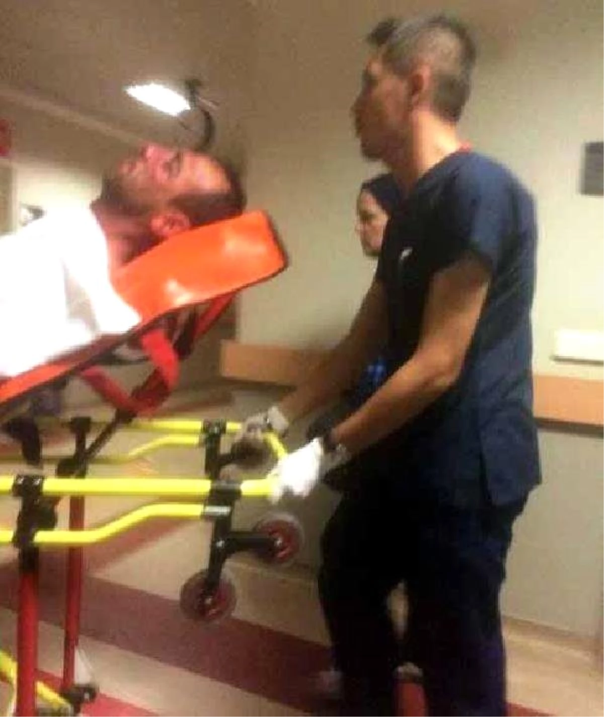 Hastane Basıp Acil Servis Doktorunu Dövdüler