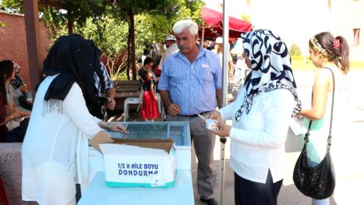 Kahramanmaraş\'a Gelen Üniversite Öğrencilerine Dondurmalı Karşılama