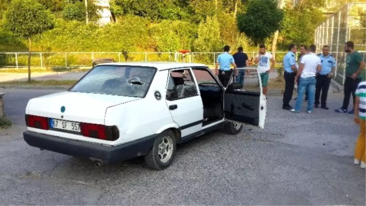 Kavgaya Karışan Mahalleliler Otomobili Taşladı