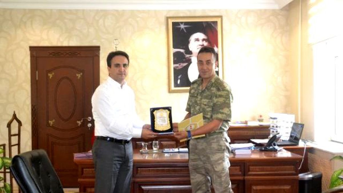 Kaymakamdan Başarılı Komutanlara Plaket