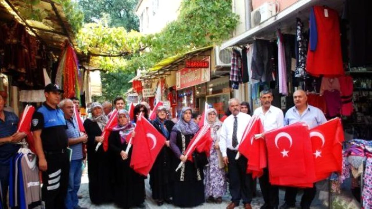 Kırıkkale\'de Şehit Ailelerinden Bayrak Asma Kampanyası
