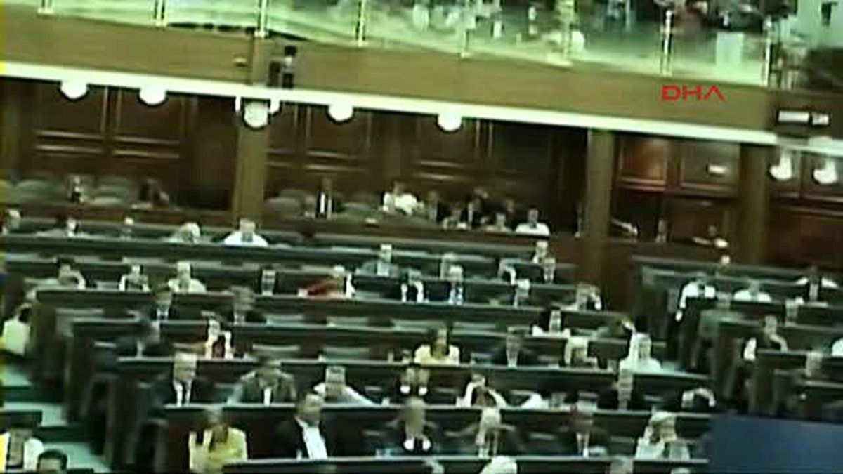 Kosova\'da Savaş Suçları Özel Mahkemesi?nin Kurulma Kararı Meclis?ten Geçti