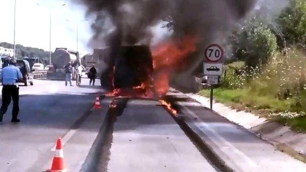 Seyir Halindeki Kamyonet İşte Böyle Yandı