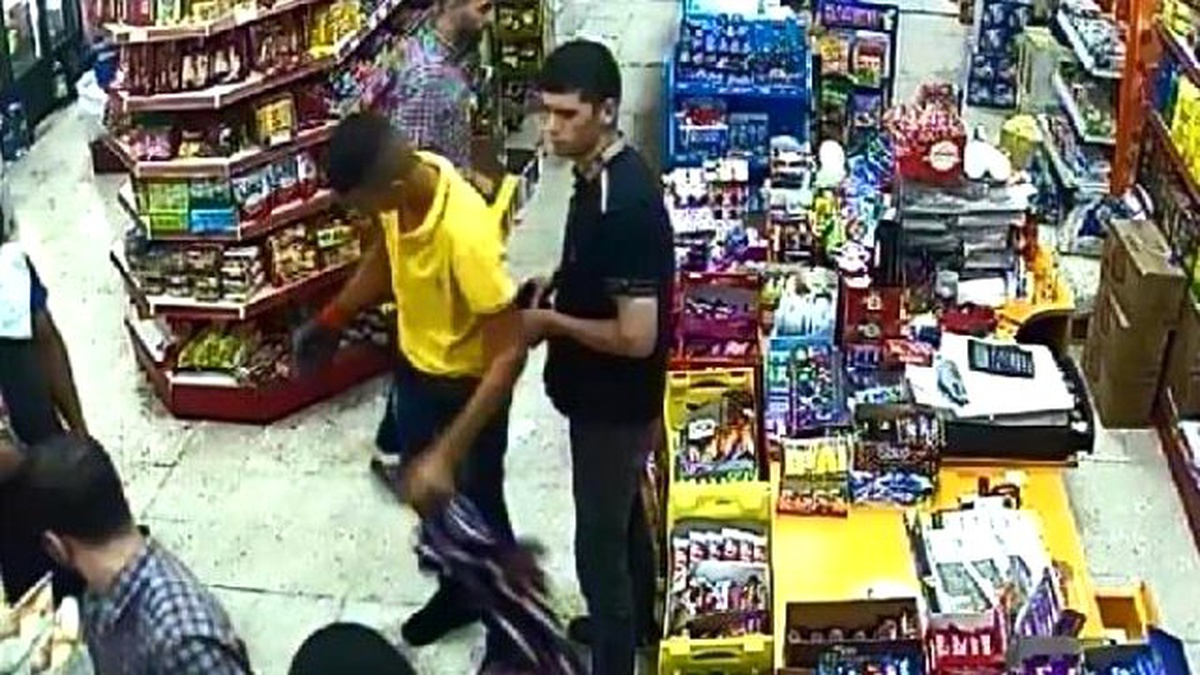 Polise Patlayıcı Attıktan Sonra Markette Kıyafetini Değiştirirken Yakalandı