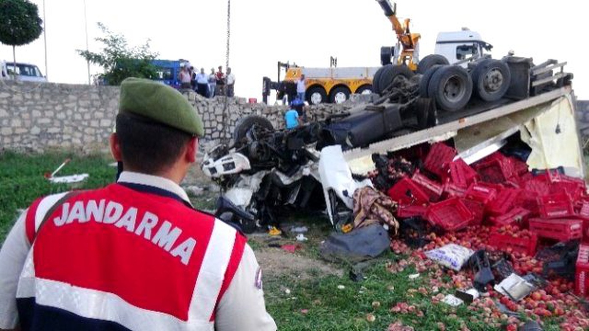 Şeftali Yüklü Kamyon Takla Attı: 1 Ölü, 1 Yaralı