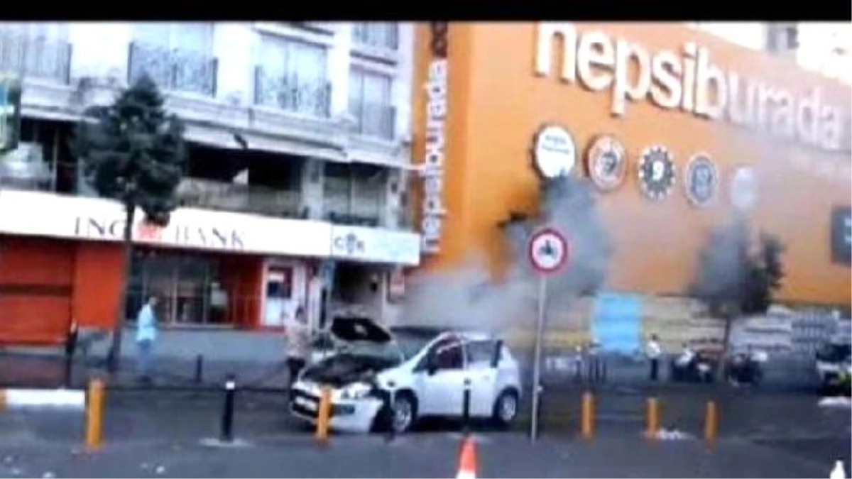 Taksim\'de Demir Dubaya Çarpan Otomobil Yandı