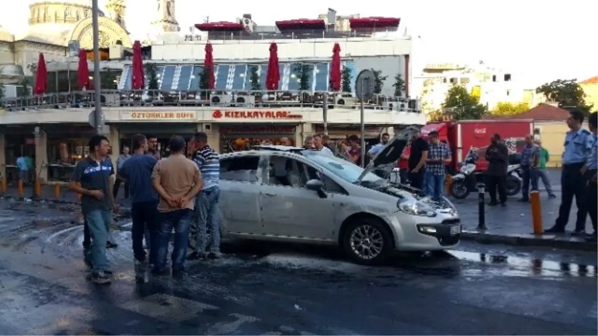 Taksim\'de Yanan Otomobil Esnaf Söndürdü