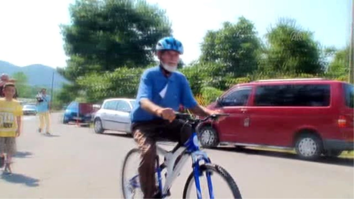 Torun Hasretiyle Yollara Düşen Dedeye Bisiklet Hediye Edildi