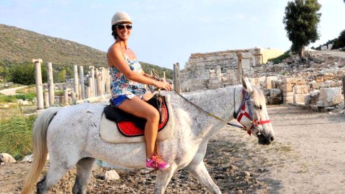 Turistlerin At Sırtında Safari Keyfi