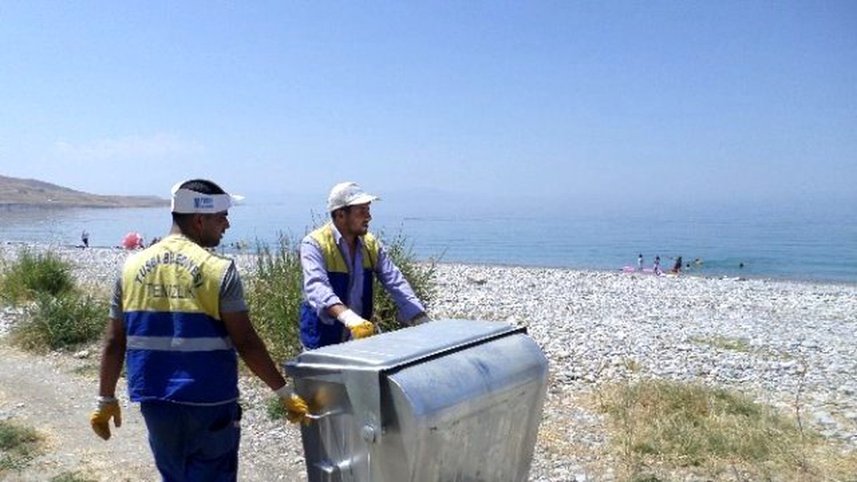 Tuşba Belediyesi\'nden Sahil Temizliği ve Konteyner Dağıtımı
