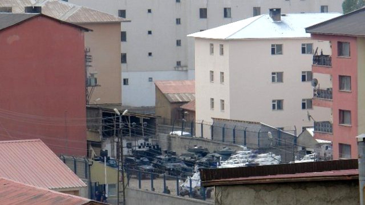Yüksekova\'da Emniyet Binasına Roketli Saldırı
