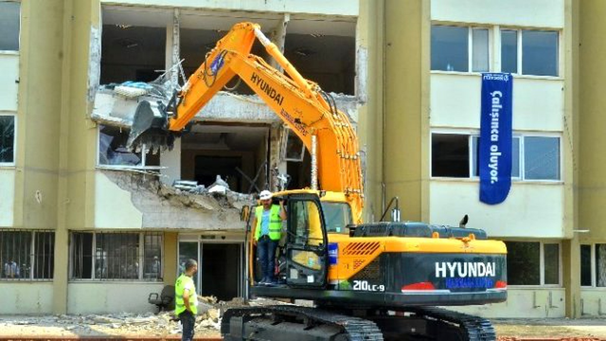 41 Yıllık Kocaeli Valiliği Binasının Yıkımına Başlandı