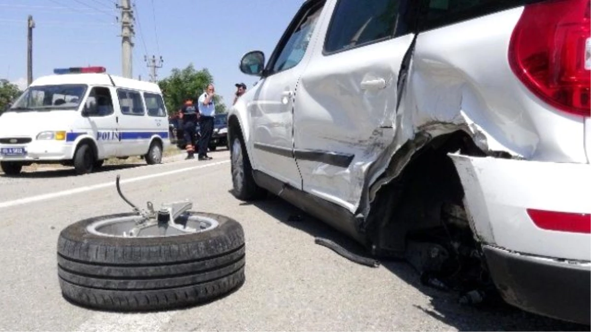 Aksaray\'da İki Otomobil Çarpıştı: 5 Yaralı