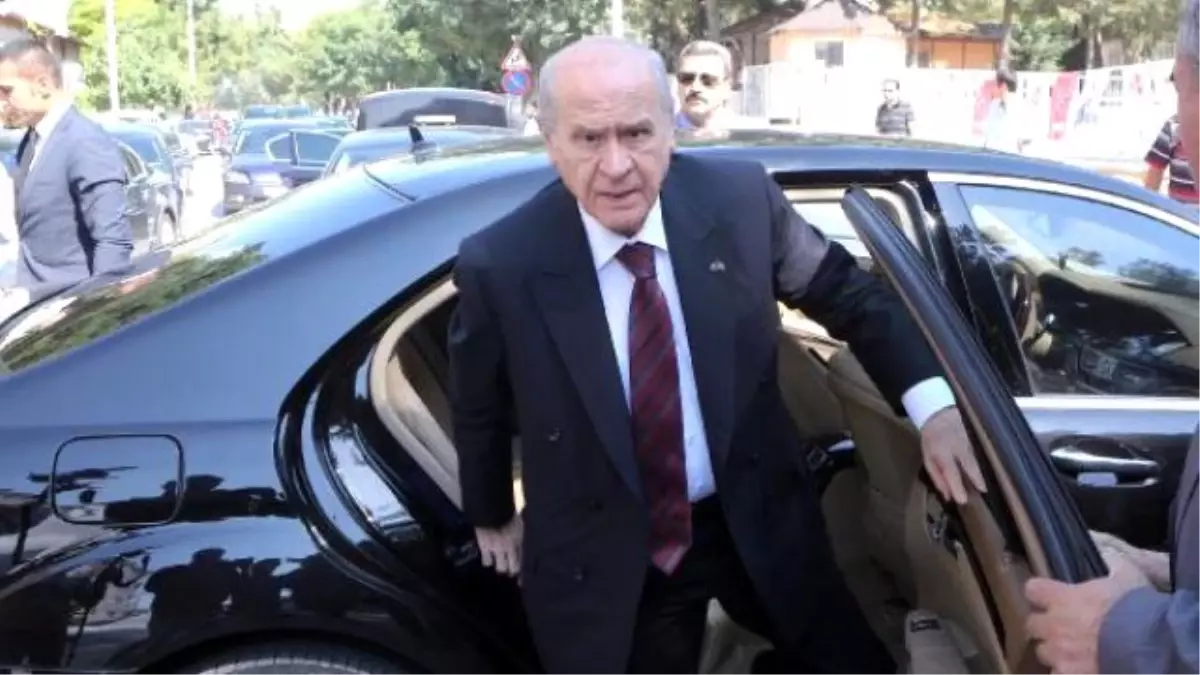 Bahçeli, Elini Öpmek İsteyen Partiliyi Zor İkna Etti (2)