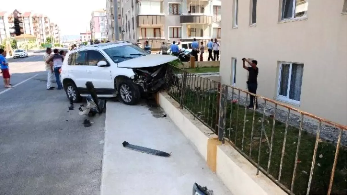 Çanakkale\'de Trafik Kazası: 3 Yaralı