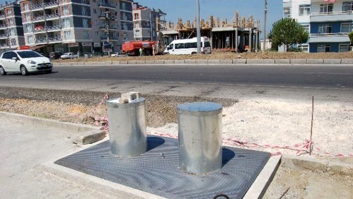 Çöp Konteynerlerini Kendi İmal Ediyor