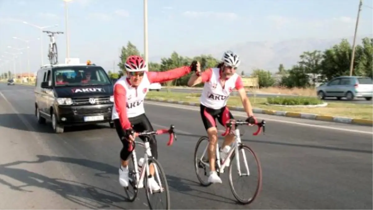 Deprem Gerçeğine Dikkat Çekmek İçin Erzurum\'da Yalova\'ya Pedal Çevirecekler