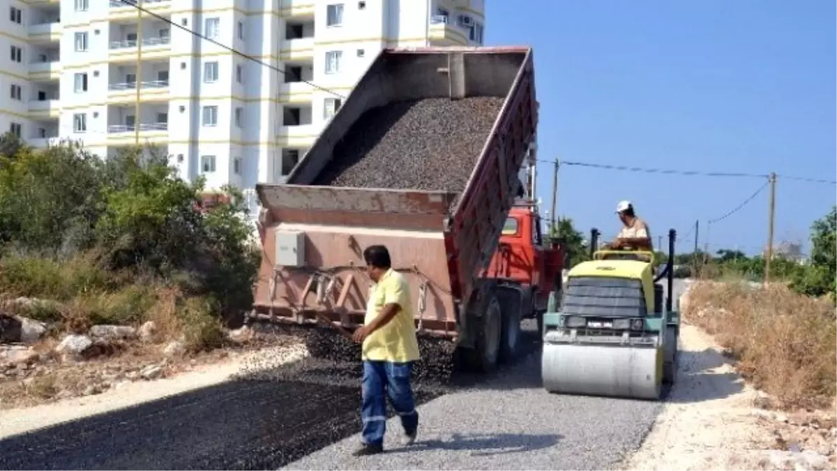 Erdemli\'de Asfalt Çalışmaları Sürüyor