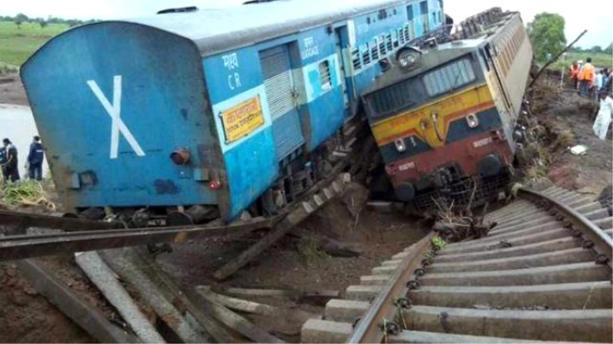 Hindistan\'da 2 Yolcu Treni Raydan Çıktı: En Az 24 Ölü