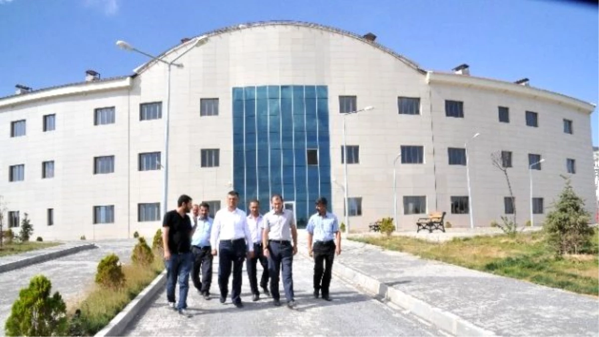 İl Sağlık Müdür Vekili Uzman Dr. Ekinci, Özalp\'a 75 Yataklı Yeni Devlet Hastanesi\'nde İnceleme Yaptı