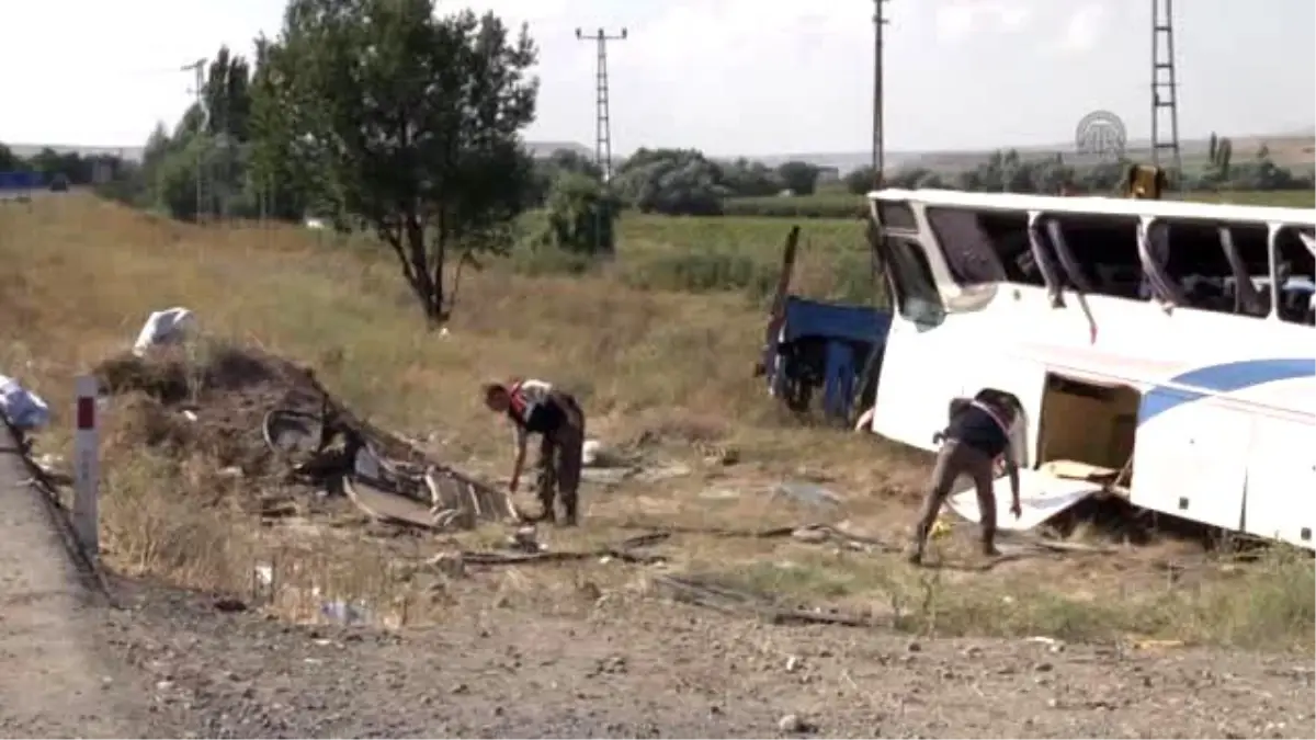 İşçileri Taşıyan Otobüs Şarampole Devrildi: 33 Yaralı