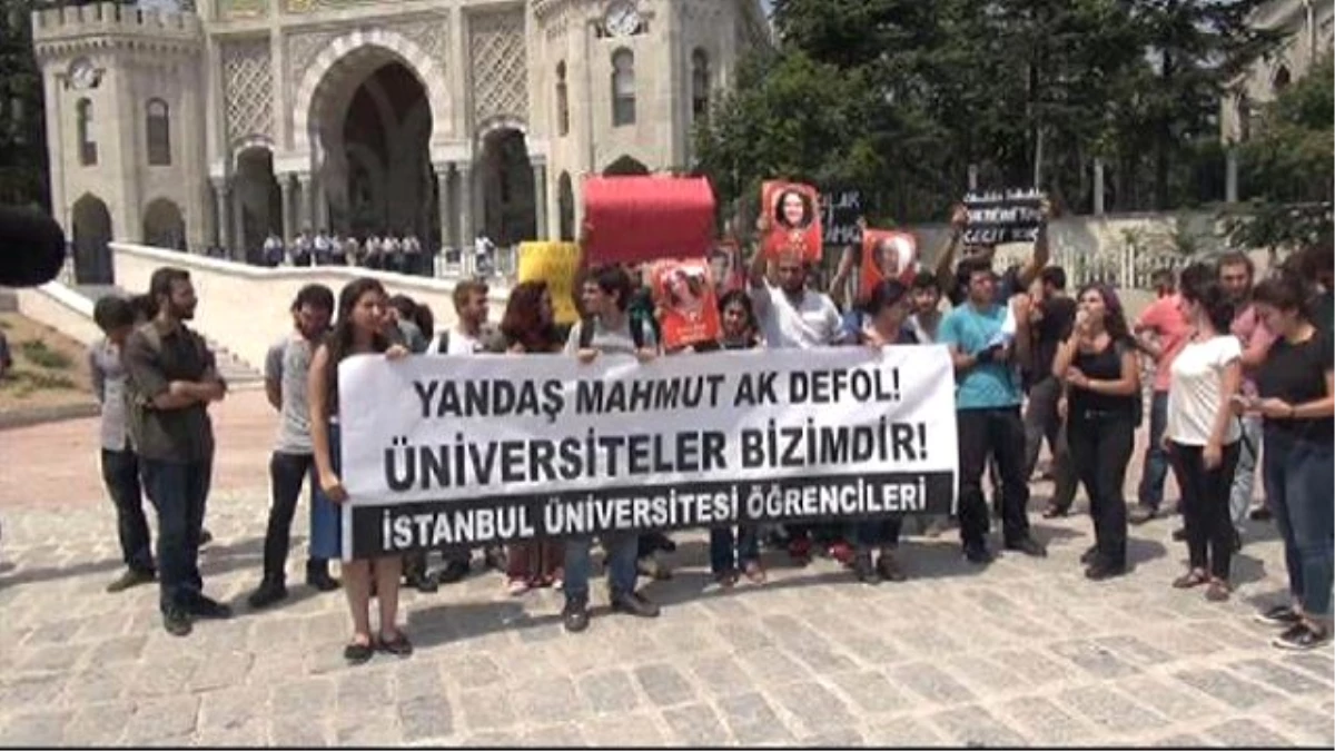 İstanbul Üniversitesi Önünde "Rektör" Protestosu