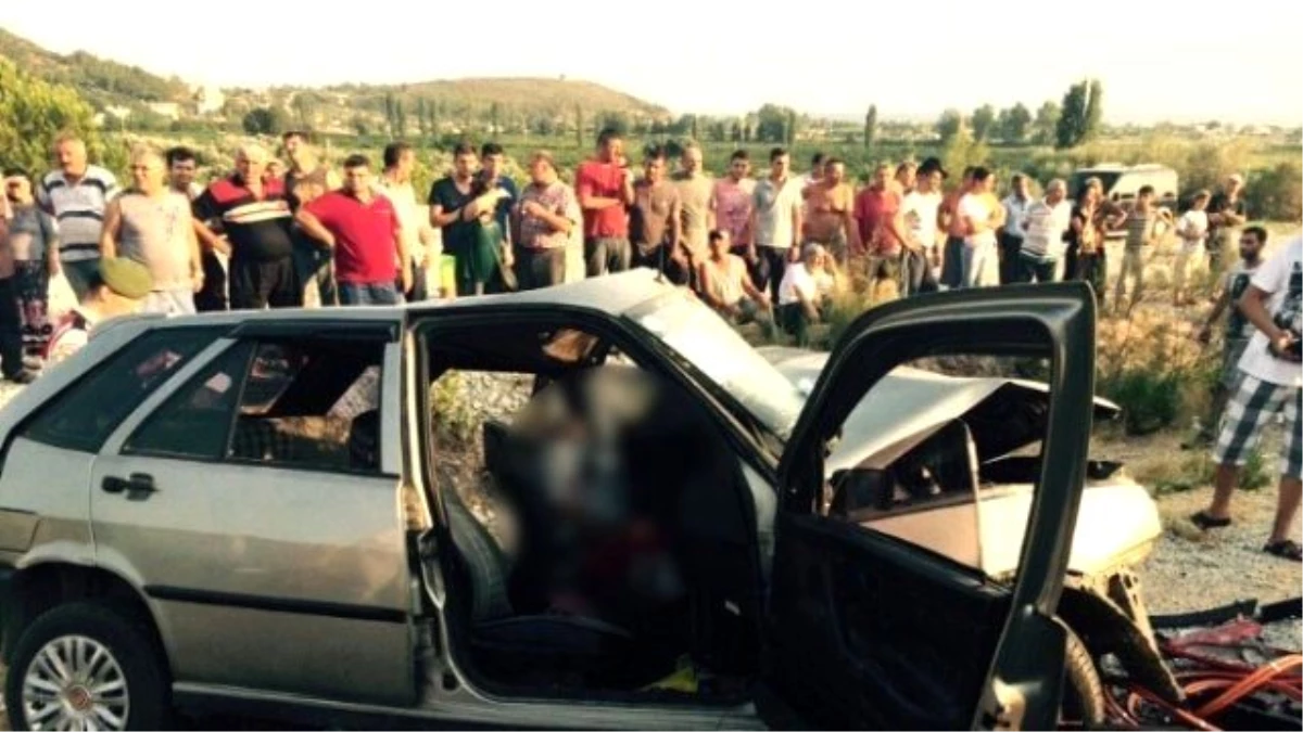 İzmir\'de İki Araç Kafa Kafaya Çarpıştı: 2 Ölü, 7 Yaralı