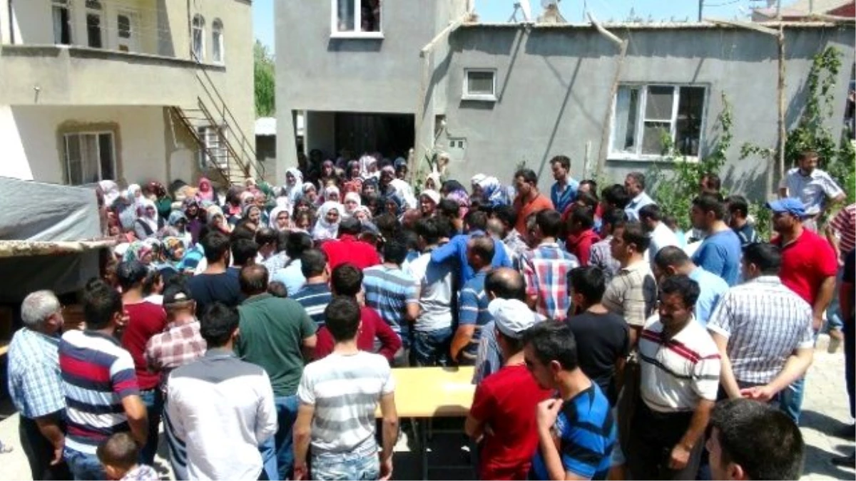 Kahramanmaraş\'ta Maganda Kurşunu Kurbanı Minik Efsanur Toprağa Verildi