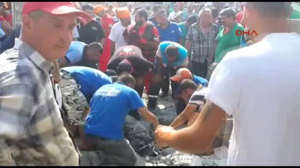 Kuşadası - Rögara Giren 2 Aski İşçisi Zehirlendi, Birinin Cesedi Çıkarıldı