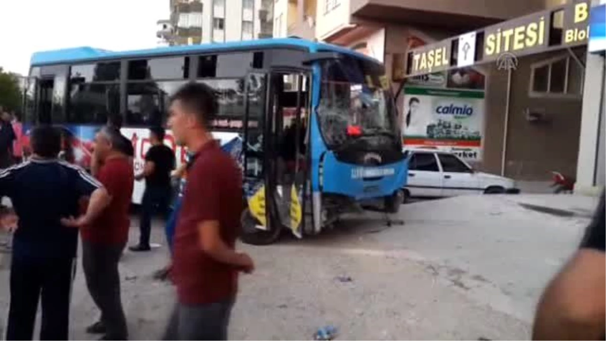 Niğde\'de Halk Otobüsü ile Kamyonet Çarpıştı: 15 Yaralı