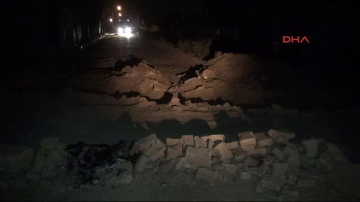 Nusaybin\'de Ydg-H\'liler Cadde ve Sokaklara Hendek Kazıp, Barikatlar Kurdu