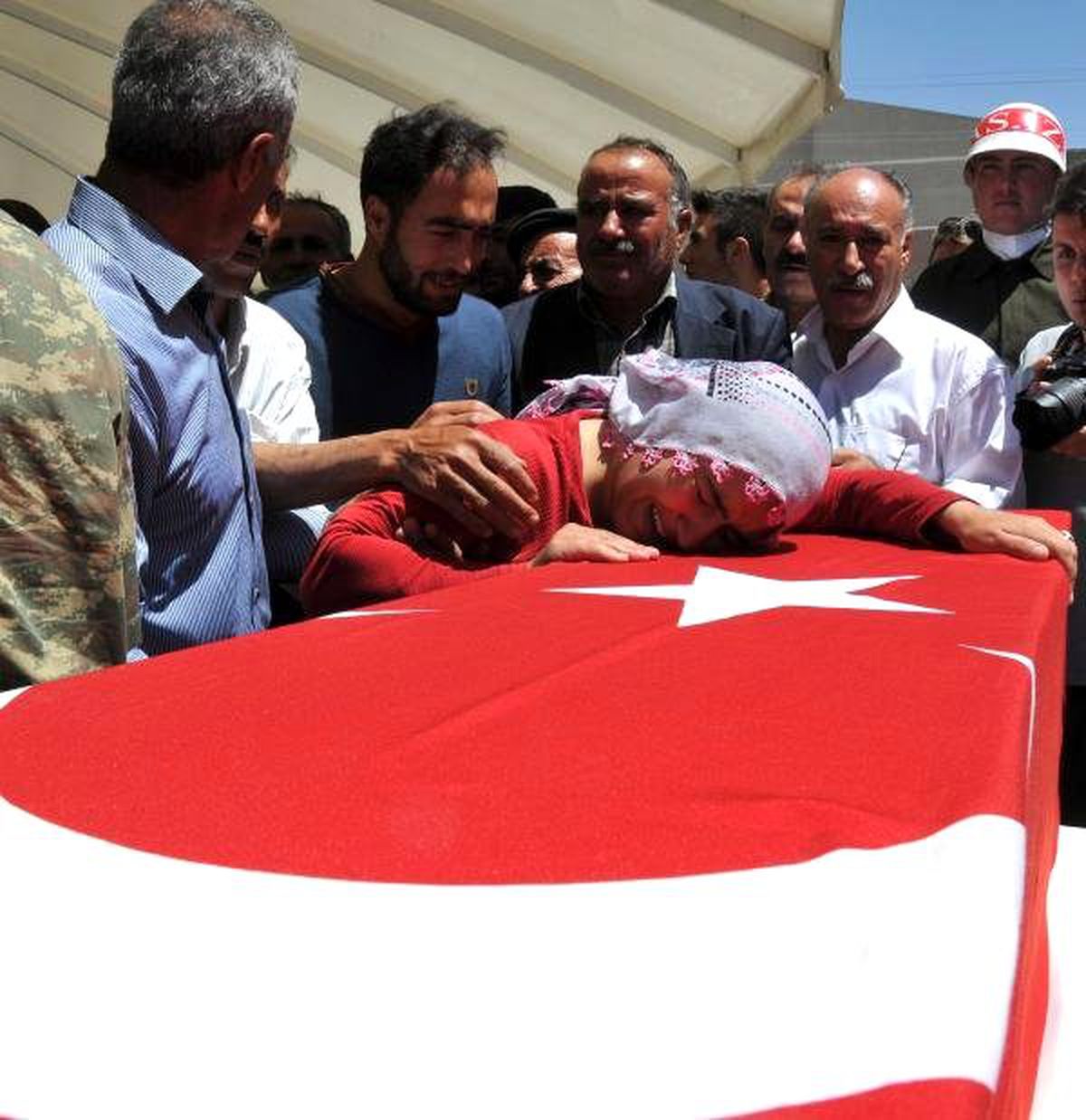 Şehit Abdulhalit Araz Van\'da Gözyaşlarıyla Toprağa Verildi
