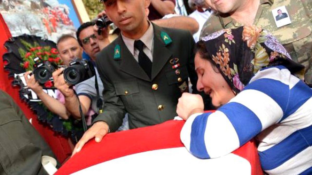 Osmaniyeli Şehidin Eşi: 5 Dakika Daha Sarılayım