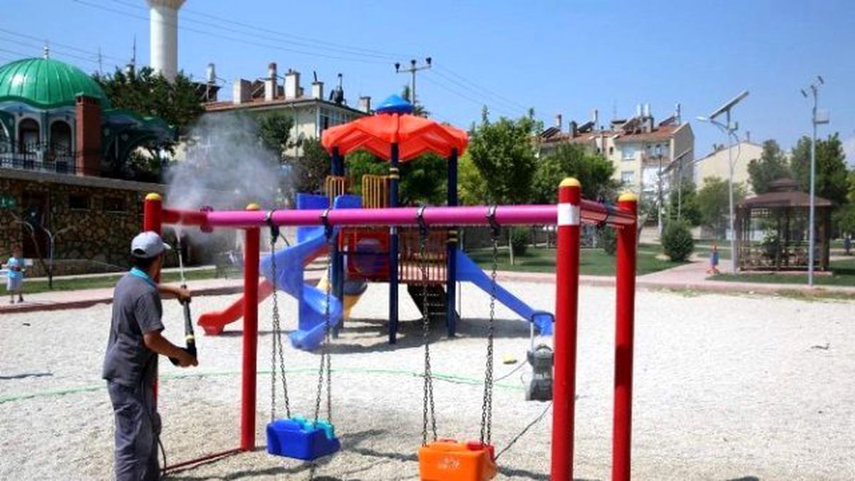 Selçuklu\'da Parklarda Temizlik Çalışması