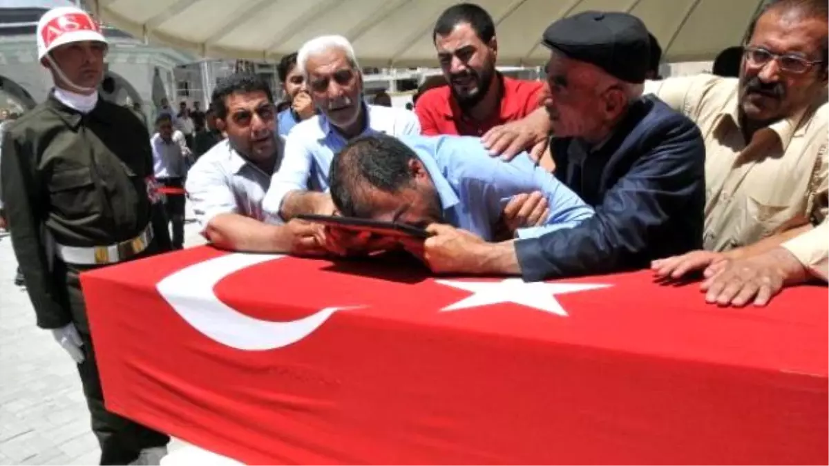 Vanlı Şehit Asker Kürtçe Ağıtlarla Toprağa Verildi